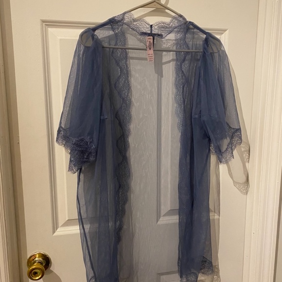 Robe - Picture 3 of 3